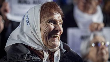 A los 95 años murió Taty Almeida, una referente de Madres de Plaza de Mayo.
