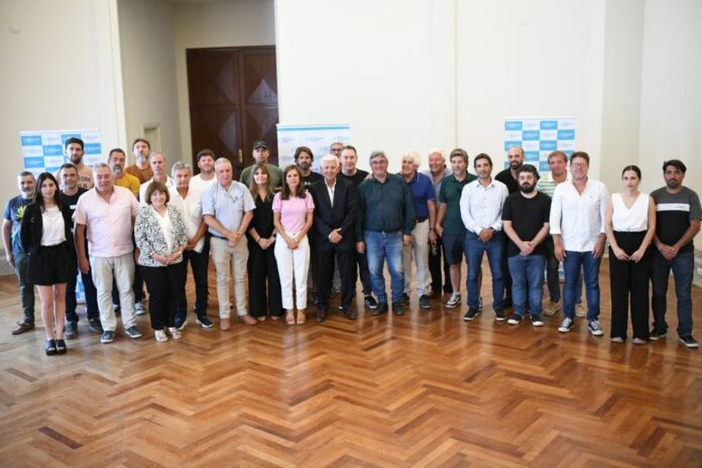 El ministro Javier Rodríguez, a la cabeza de la mesa trabajo. - DIB -