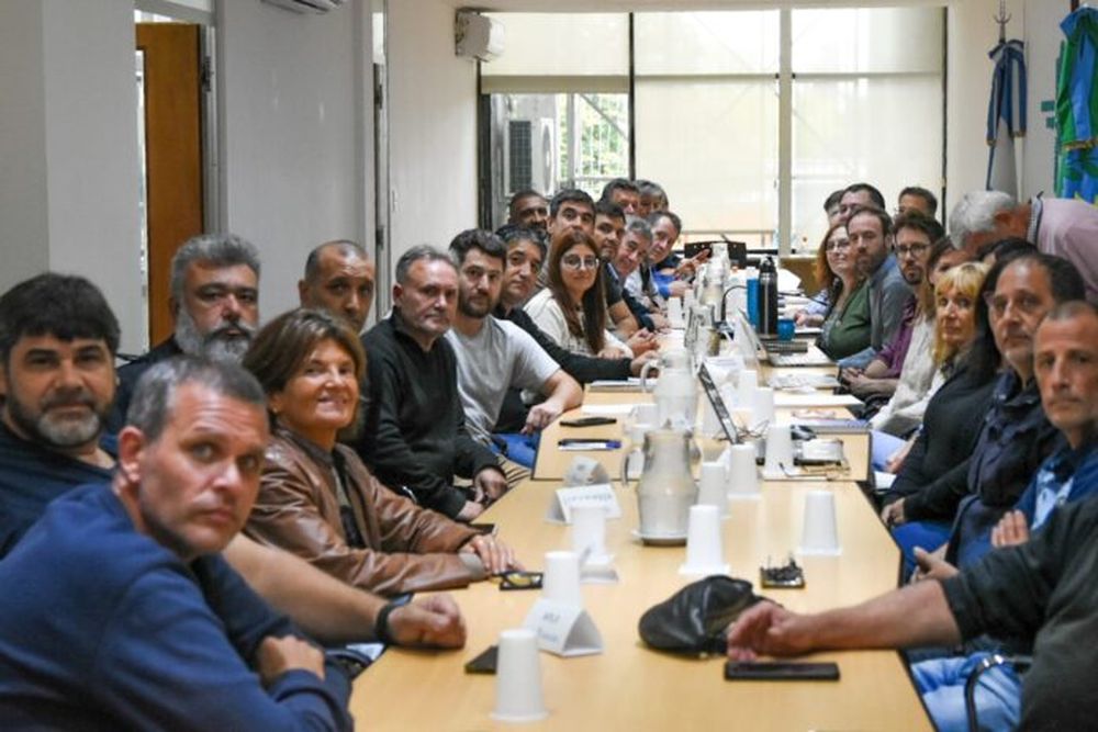 Estatales reunidos con autoridades del Gobierno provincial.
