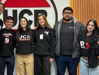 Gonzalo Salord (el primero desde la izquierda) celebra su designación en la Juventud Radical.