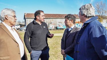 El gobernador Axel Kicillof en la Nueva Sede para la Patrulla Rural en la localidad de General Villegas, junto al ministro de Desarrollo Agrario, Javier Rodríguez, y Walter Miranda, director de la Estación Experimental INTA Villegas.  (Gobernación)