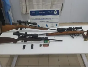 Las armas incautadas en un operativo sobre la Ruta Nacional 35, en el que dos hombres quedaron detenidos. Las armas incautadas en un operativo sobre la Ruta Nacional 35, en el que dos hombres quedaron detenidos.