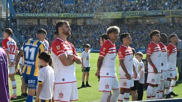 Los jugadores de Estudiantes de La Plata, durante el pasillo al campeón Rosario Central.