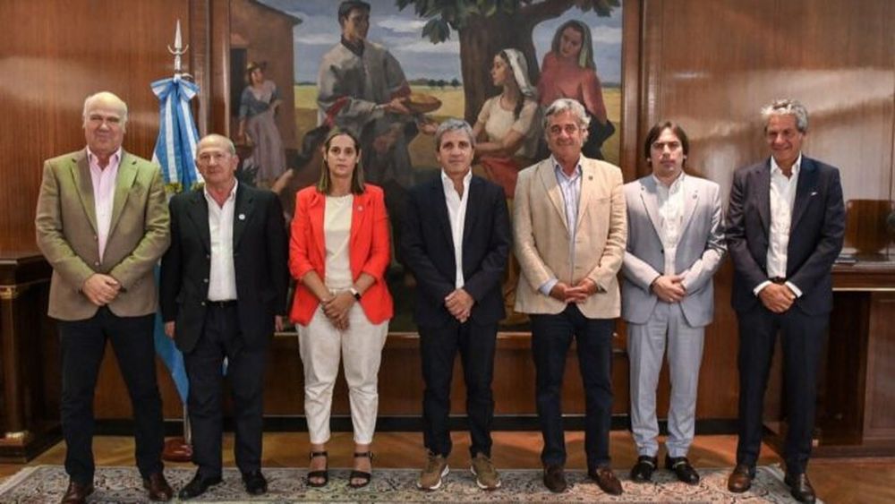 El ministro Luis Caputo junto a los miembros de la Mesa de Enlace. - Sociedad Rural -