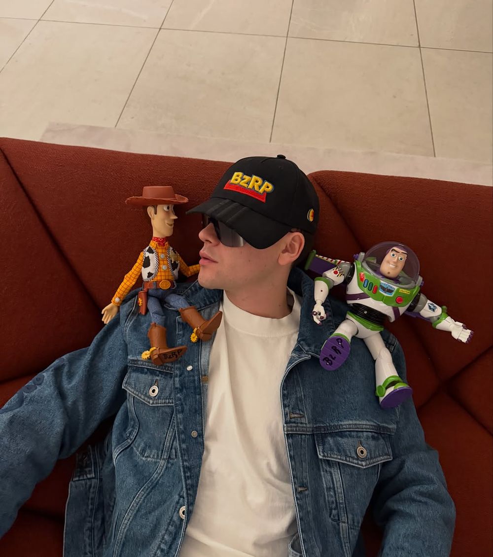 El DJ y productor Bizarrap con Woody y Buzz, los icónicos protagonistas de Toy Story.