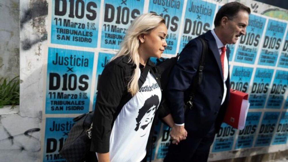 Verónica Ojeda, expareja de Maradona, y su abogado Mario Baudry. - Xinhua -