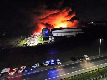 El incendio comenzó en el Polígono Industrial de Spegazzini. El incendio comenzó en el Polígono Industrial de Spegazzini.