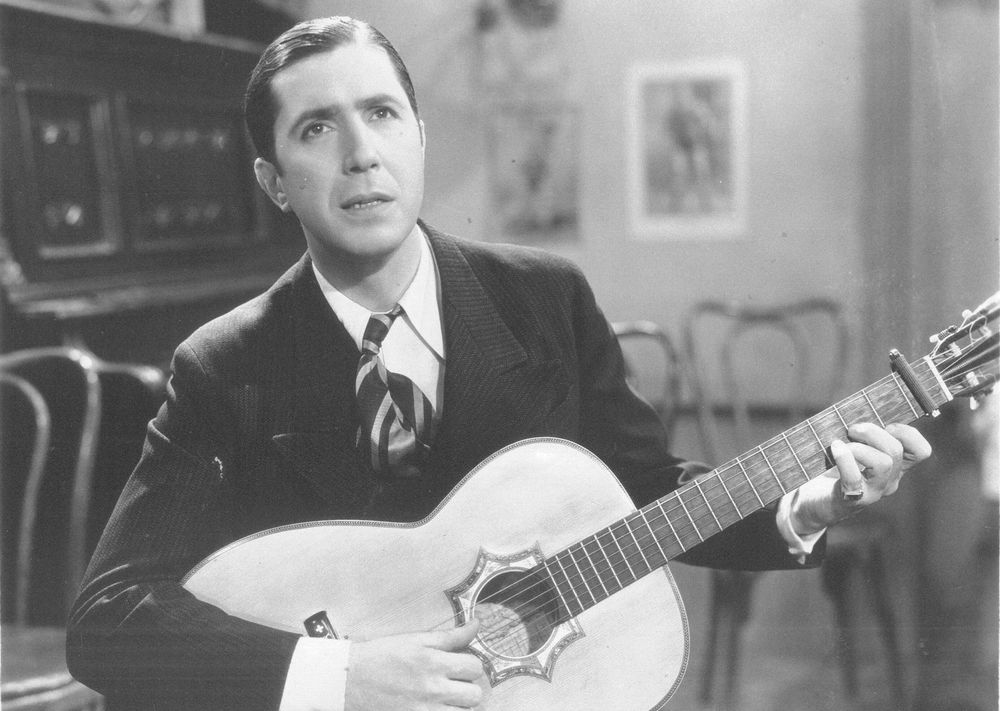 En 1925, Carlos Gardel dio dos conciertos en Las Flores.