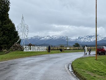 Vista desde Saldungaray de los Cerro Tres Picos y La Carpa totalmente nevados. Vista desde Saldungaray de los Cerro Tres Picos y La Carpa totalmente nevados.
