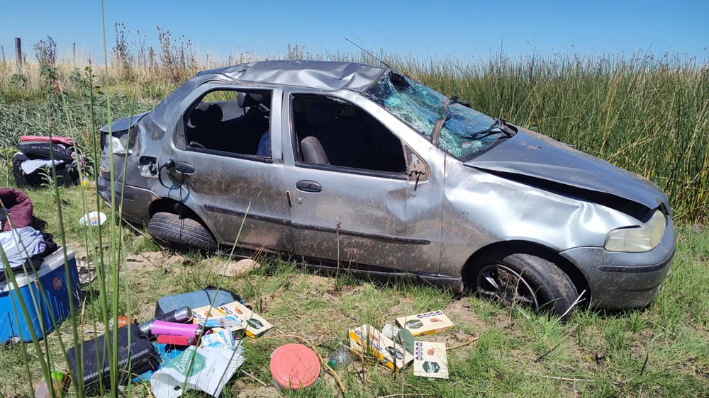 El Fiat Siena que volcó sobre la ruta 51, en La Madrid.&nbsp;