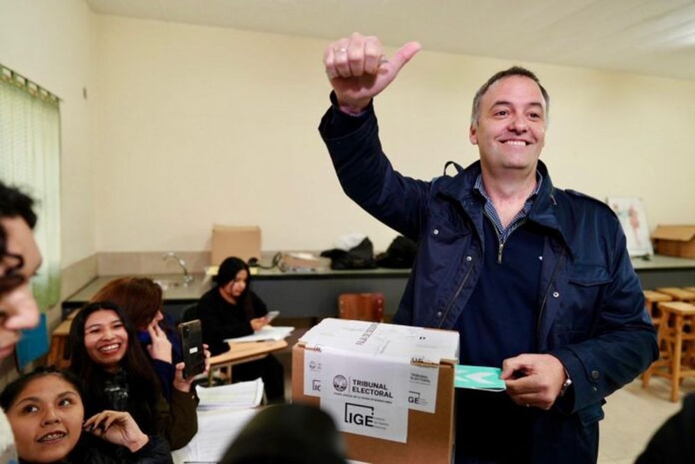 Manuel Adorni cuando votó en la elección porteña en la que resoultó electo legislador.