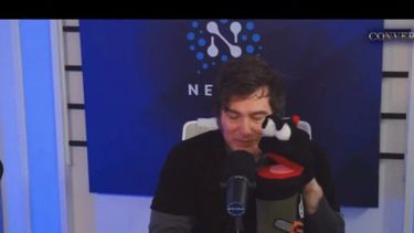 Milei co el títere termo en la Casa Rosada.