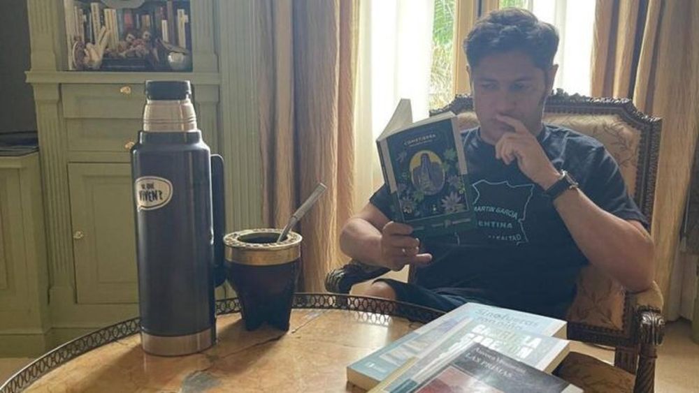 Axel Kicillof leyendo los libros que generaron polémica.