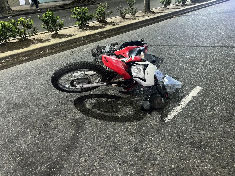 Un repartidor de Pedidos Ya murió en La Plata tras un choque con su moto y se investiga si el accidente se produjo al intentar escapar de un robo.