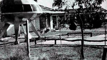 La “clínica ummita” en el kilómetro 77 de la Ruta 3. Al frente, la reproducción de un plato volador. (Imagen en “Revelaciones”, Jacques Vallée, 1991)