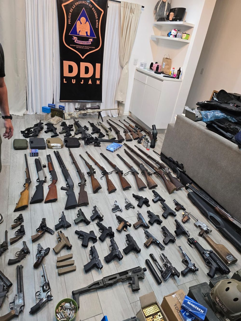 Elementos secuestrados en allanamientos por el crimen del armero en Luján.