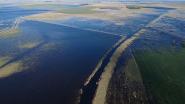 Alrededor de 2 millones de hectáreas ganaderas y agrícolas se encuentran bajo el agua en 13 partidos bonaerenses, según un relevamiento realizado para la Confederación de Asociaciones Rurales de Buenos Aires y La Pampa (Carbap) a partir de imágenes satelitales.
