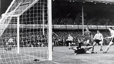 Con dos goles de Luis Artime, en 1966 Argentina venció 2 a 1 a España en el único partido disputado en un Mundial.