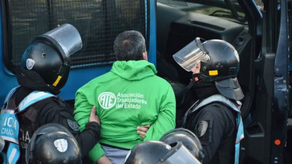 Tras una nueva ola de despidos en el Estado, ATE protestó en la puerta del INTI y hay dos detenidos. (Twitter/@MercedesCabezas)
