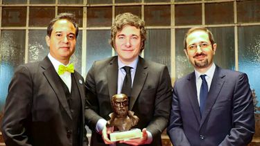 Javier Milei con el premio del Instituto Juan de Mariana. (Captura de video)