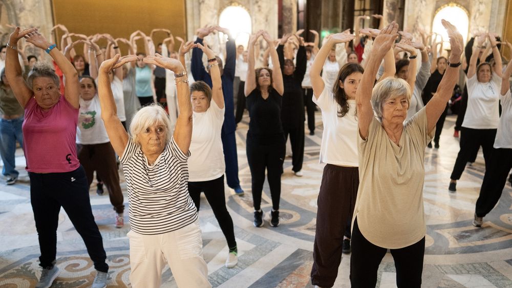 Un grupo de adultos mayores haciendo ejercicio. (Agencia Xinhua)