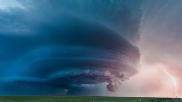 La supercelda es una nube gigantesca, con una zona llamada mesociclón, donde pueden producirse tornados.