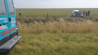 La Peugeot Partner volcada en los campos, a la vera de la ruta 113-2.