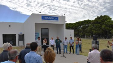 Javier Rodríguez inaugura el frigorífico ovino en Indio Rico. (Prensa MDA)