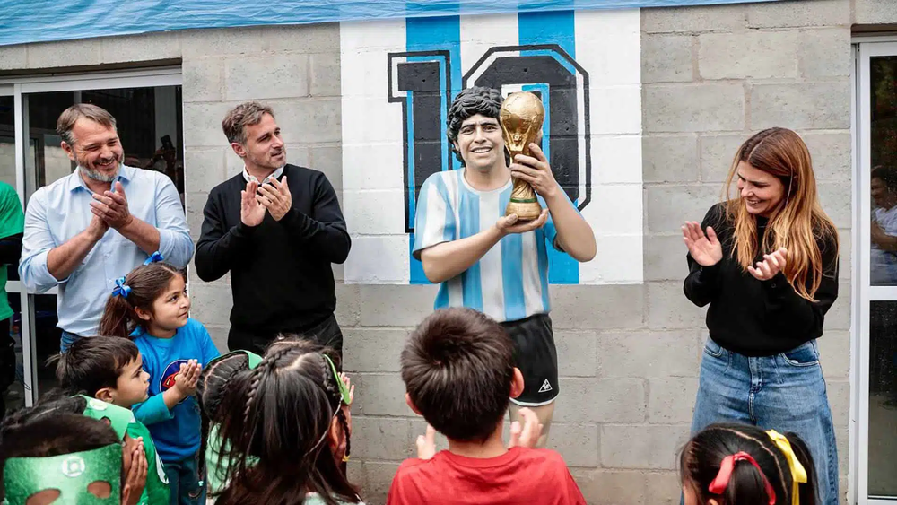 La escultura de Diego Armando Maradona en Lagormasino.