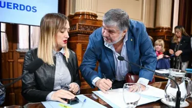 El senador José Mayans conversa con su par Anabel Fernández Sagasti. 