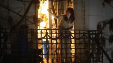 La expresidenta argentina, Cristina Fernández de Kirchner, saludando a sus simpatizantes desde el balcón.  (Xinhua)