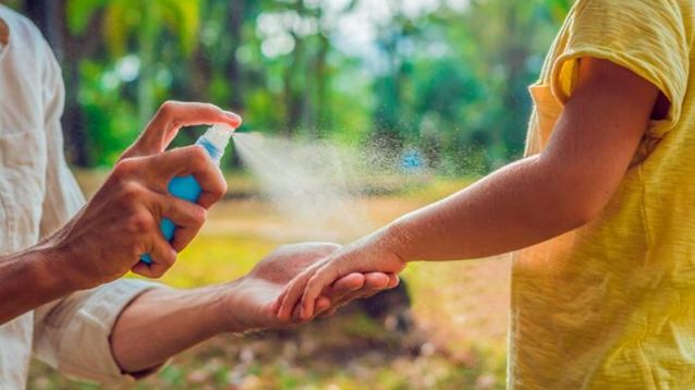 El uso de repelentes, ropa que cubra el cuerpo y espirales e insecticidas en las casas, ayuda a evitar las picaduras.