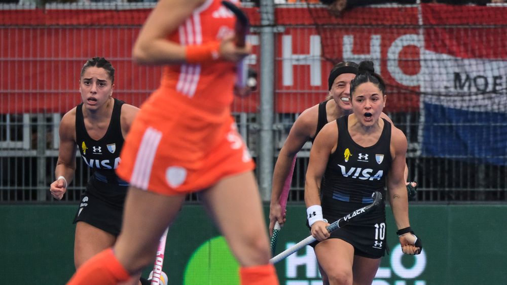 Majo Granatto celebra su gol en la final ante Países Bajos que significó el empate de Las Leonas.