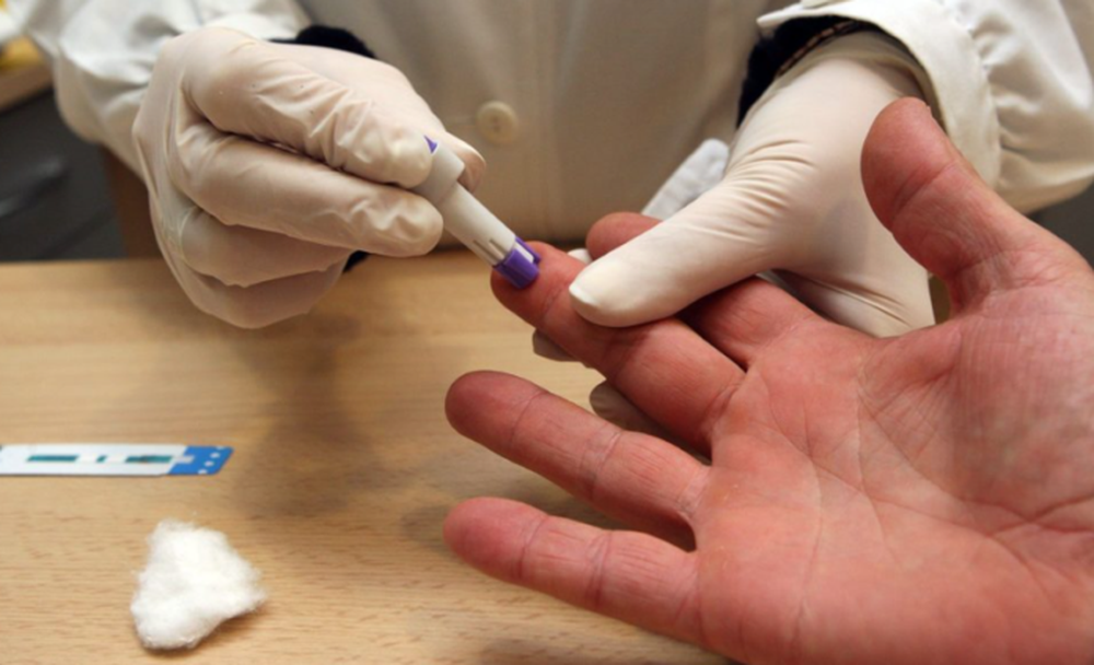 Existen dos tipos de test: el llamado ELISA, que consta de una extracción de sangre en un laboratorio, y el test rápido, para el que se depositan unas gotas de sangre de la yema de un dedo sobre una tira reactiva y cuyo resultado se obtiene veinte minutos después.