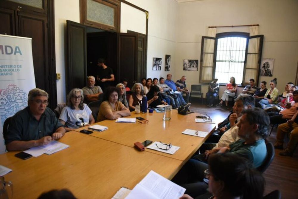 Javier Rodríguez reunido con los representantes de diversas organizaciones de la agricultura familiar. (MDA)