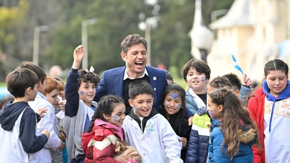 El gobernador, Axel Kicillof, junto a estudiantes de cuarto grado en el acto de promesa a la bandera en la República de los Niños. (Gobernación)