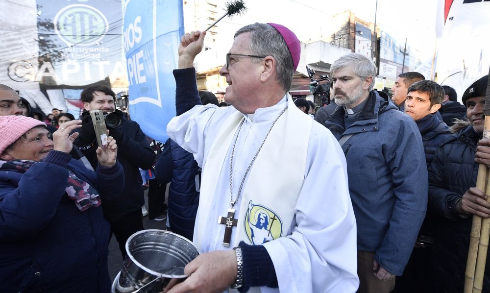 El arzobispo García Cuerva bendijo a los fieles en San Cayetano.