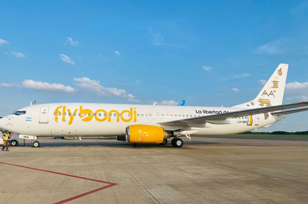 Un avión de la empresa low cost Flybondi.
