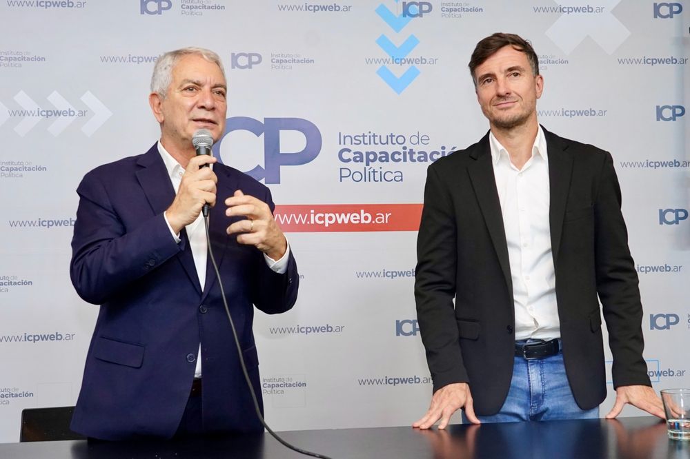 El intendente de La Plata, Julio Alak, encabezó el encuentro junto a su par de Morón, Lucas Ghi.