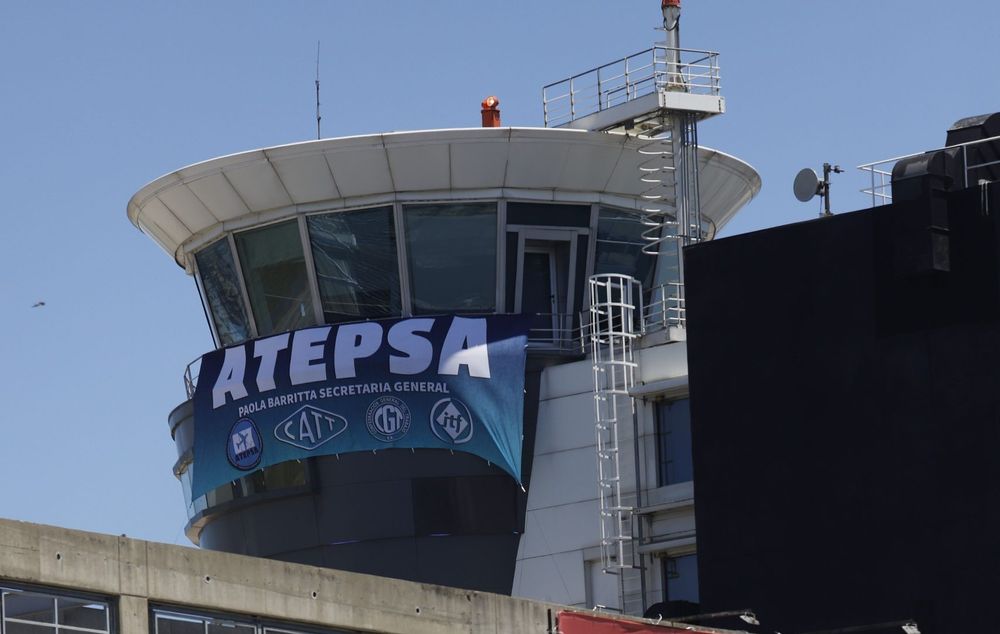 La bandera de ATEPSA, el gremio que realiza las huelgas, en una torre de control de Ezeiza.