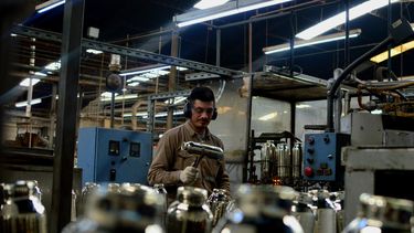 Un operario en una fábrica de termos.&nbsp;