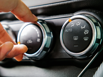 Aunque parezca increíble, no todos sabemos usar bien el aire acondicionado de un auto.