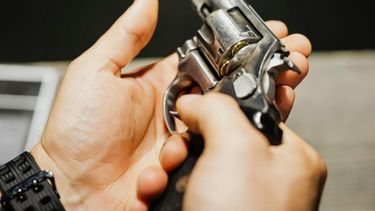 Un arma en mano de una persona. (pexels.com / Kaboompics.com)