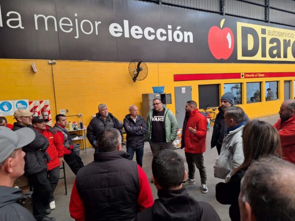 La sucursal del autoservicio mayorista Diarco ubicada en la localidad bonaerense de Lanús cerró sus puertas y 25 empleados se quedaron sin trabajo de manera repentina.