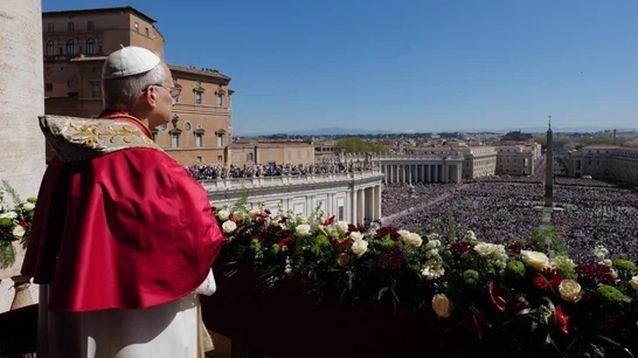 El papa León XIV ante la Plaza San Pedro repleta de fieles.