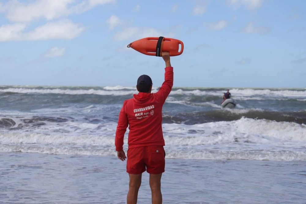 En Pinamar, el equipo de seguridad cuenta con camionetas 4x4 y botes salvavidas.