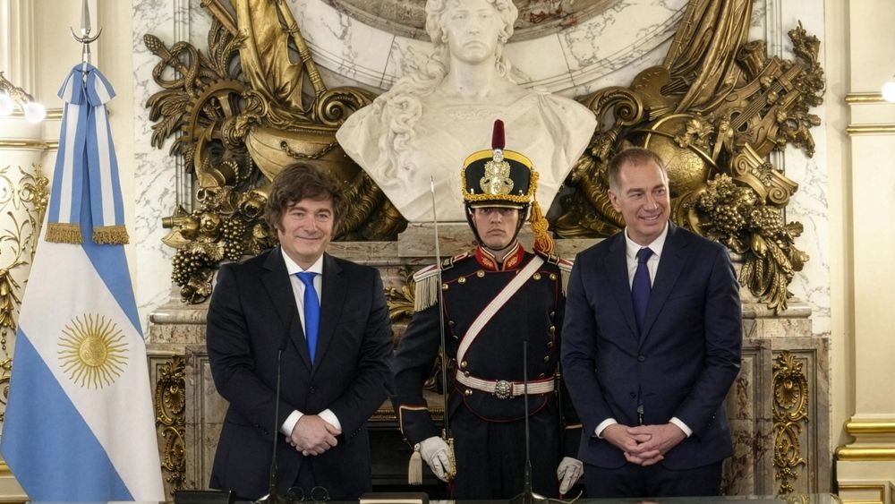 El presidente Javier Milei le toma juramento a Diego Santilli.