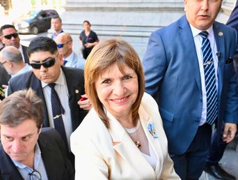Patricia Bullrich al llegar al encuentro en el Senado con la vicepresidenta Victoria Villarruel. Patricia Bullrich al llegar al encuentro en el Senado con la vicepresidenta Victoria Villarruel.