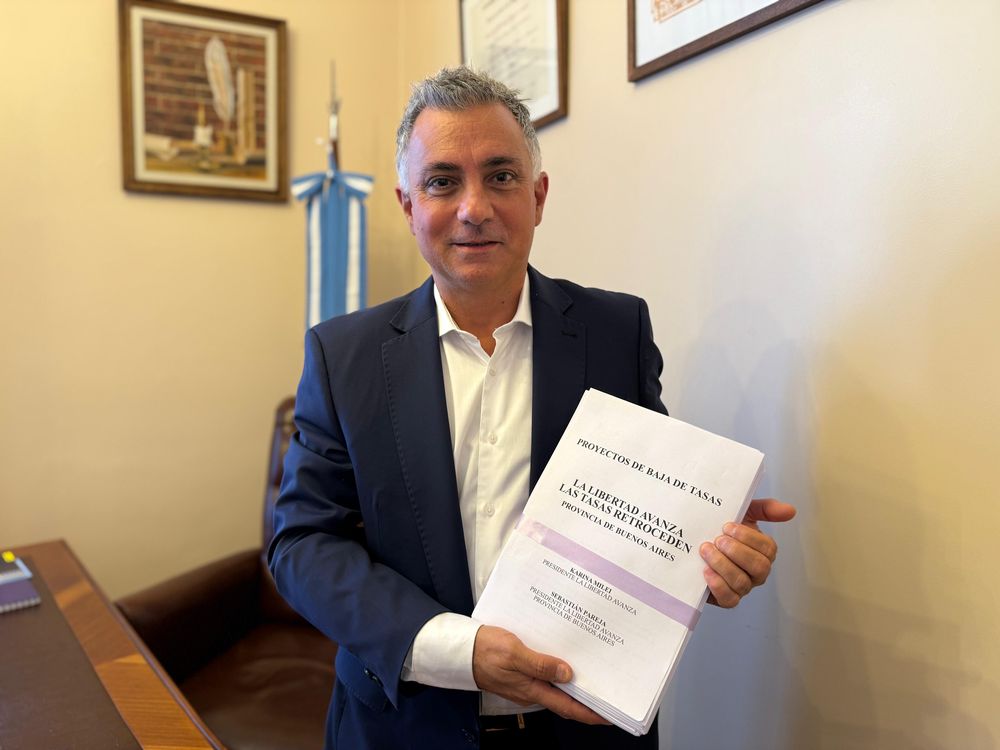 El diputado Sebastián Pareja con el proyecto 