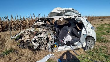 El Fiat Argo en el que viajaba la familia de Comodoro Rivadavia quedó destrozado. (Gentileza FM del Sol)